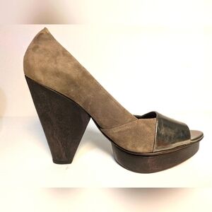 BCBGMAXAZRIA Taupe Suede Silver Leather Front Wedge High Heel Open Toe Sz 9 EUC